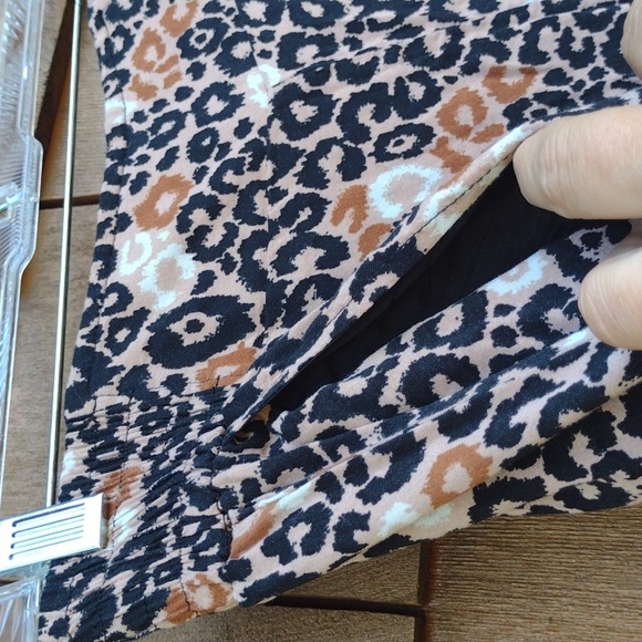 Size small love hate cheetah print shorts with pockets - Picture 4 of 4